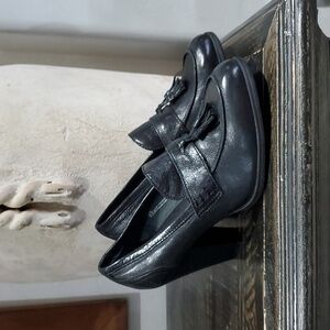 BORN BLACK LEATHER HEELED LOAFERS W TASSELS NANCE CLASSY SMART OFFICE